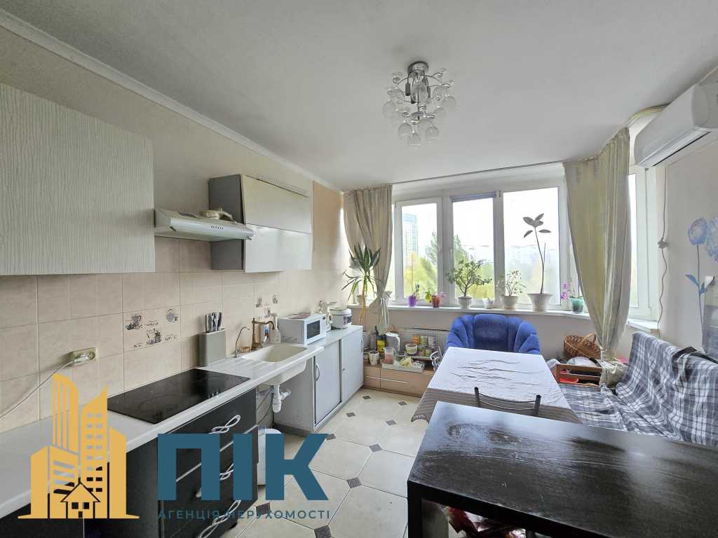 Продам 3-кімнатну квартиру, Киевская обл., Киев, Голосеевский р-н, Степана Рудницкого ул.