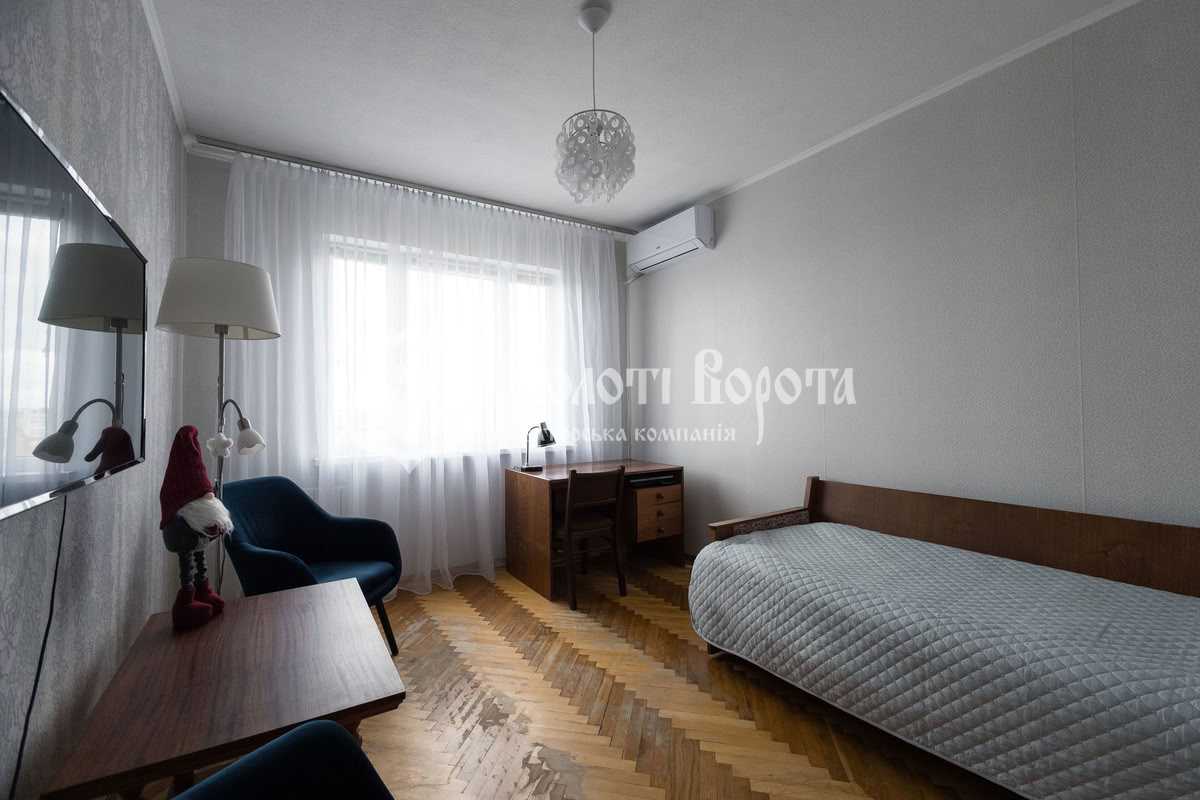 Продам 3-кімнатну квартиру, Киевская обл., Киев, Деснянский р-н, Володимира Маяковського просп.