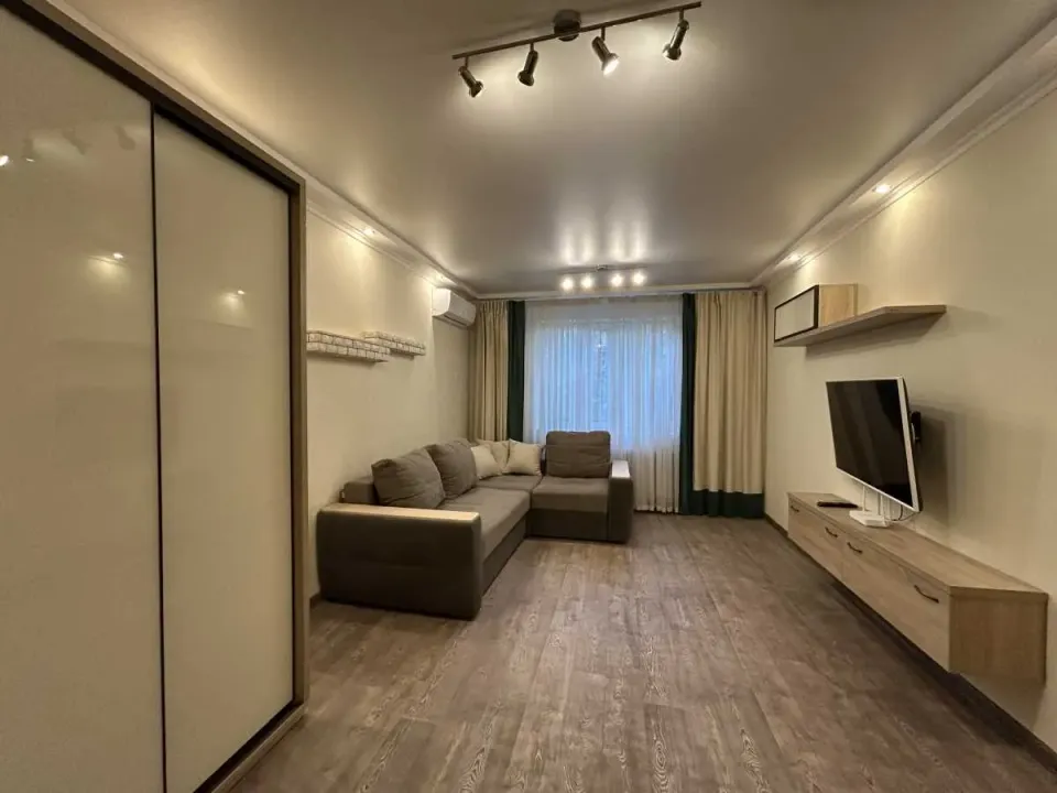 Продам 3-кімнатну квартиру, Киевская обл., Киев, Голосеевский р-н, Ломоносова ул.